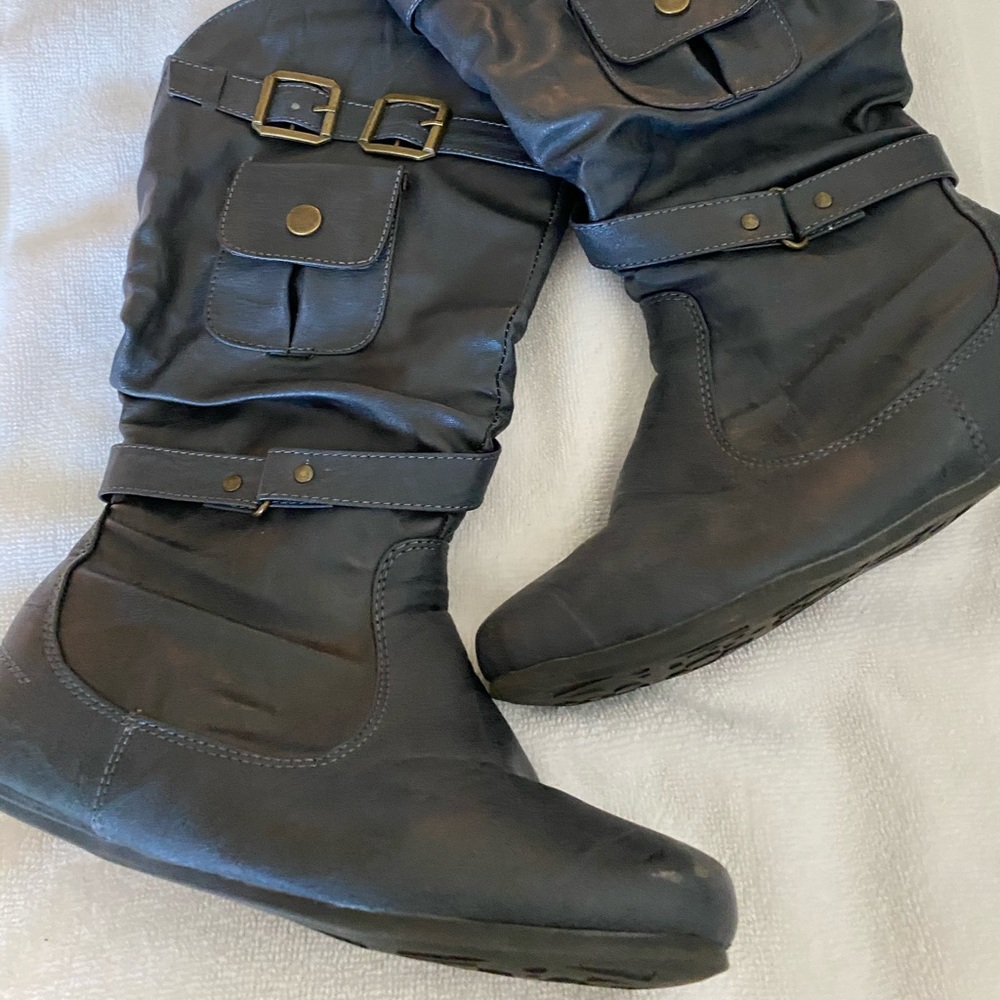 Grey sidezip buckle boots
Size 4